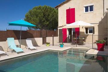 Gîte pour 6 personnes, avec vue ainsi que terrasse et piscine à Blauvac