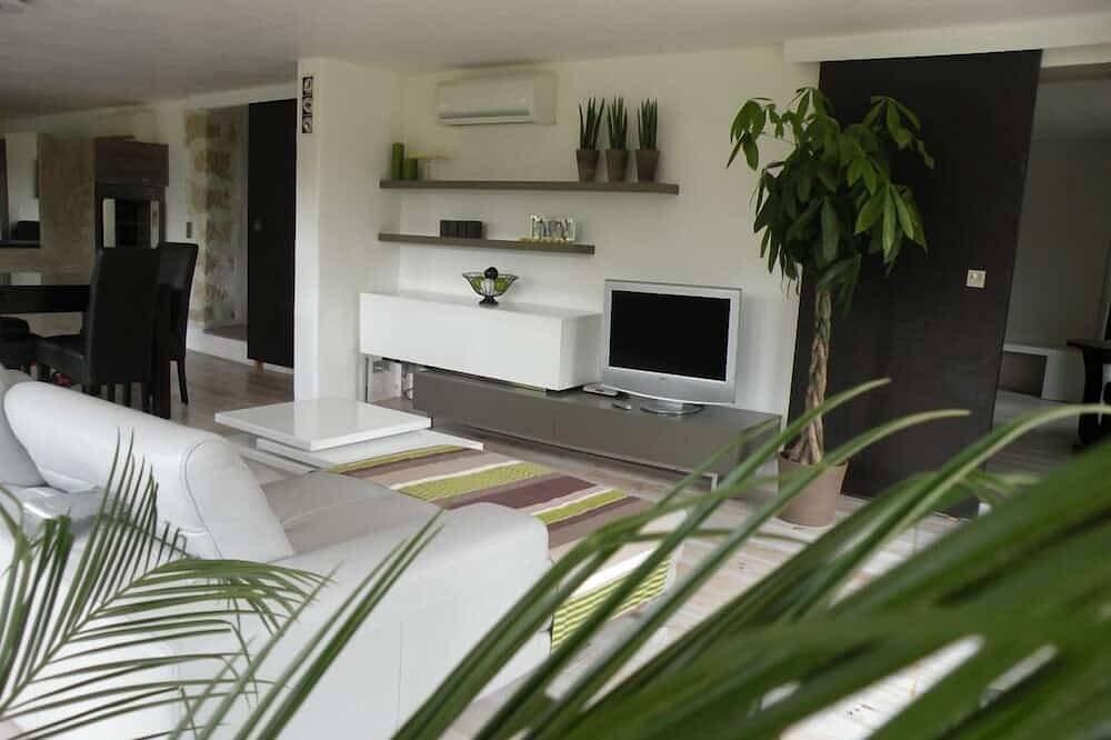 Entire apartment, Comfortable, quiet, spacious apartment, lush garden, Nice hinterland in Roquefort-les-Pins, Cannes region
