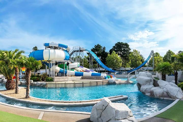 Camping pour 4 personnes, avec terrasse aux Les Sables-d'Olonne