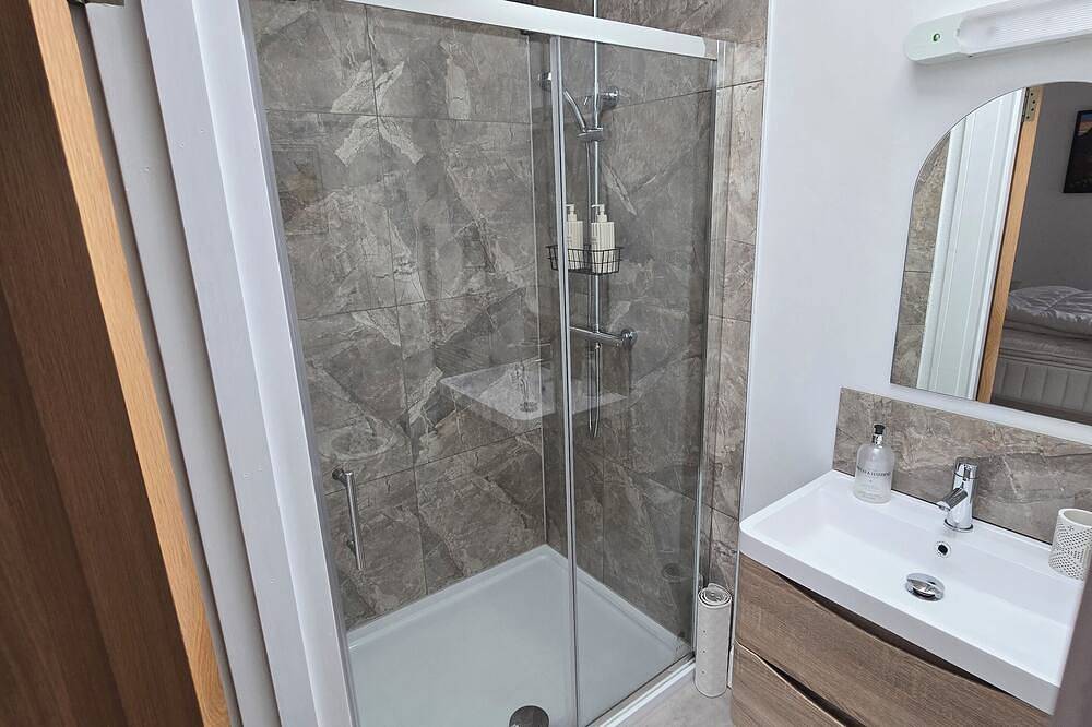 Entire apartment, Charming 1-bedroom apartment in beautiful Burnham a 5 min drive outside Dingle in Dingle Peninsula