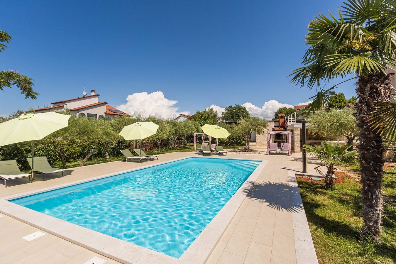 Ganze Wohnung, Helles Apartment nur 250 Meter zum Strand mit Meerblick, Pool, Grill, Waschmaschine in Mali Maj, Grad Poreč