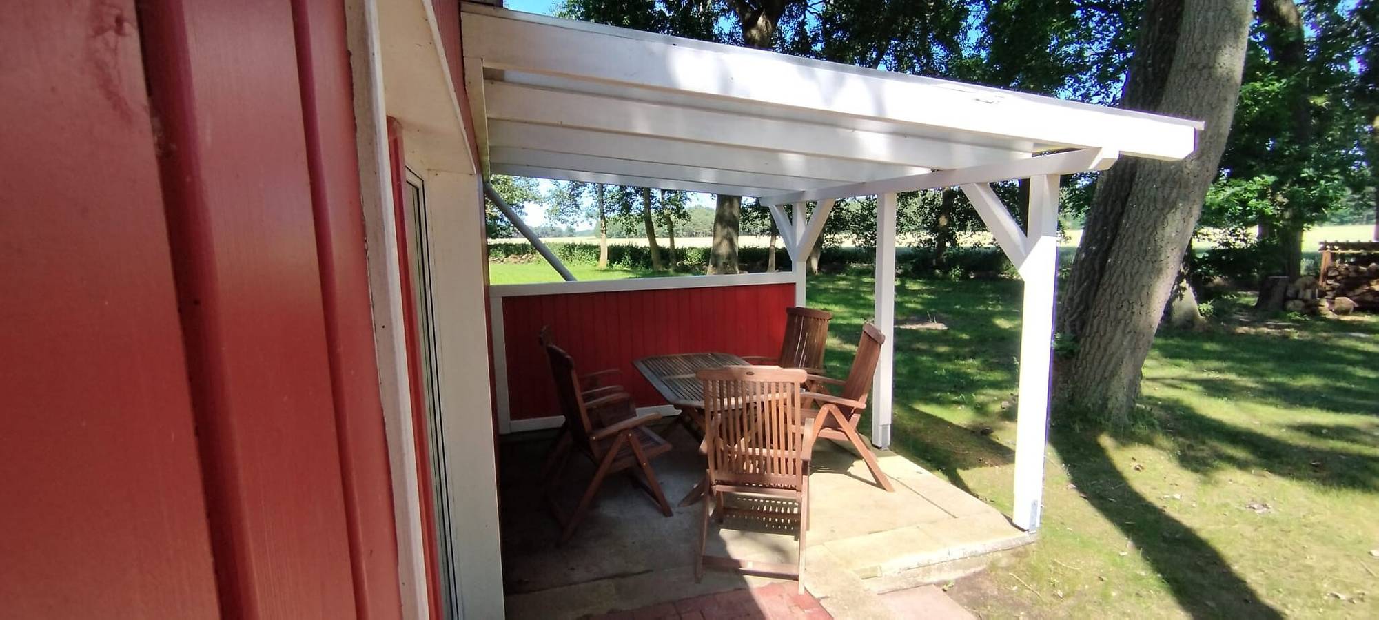 Ferienhaus 'Rotes Haus' mit privater Terrasse, Garten und Wlan in Suhrendorf, Ummanz