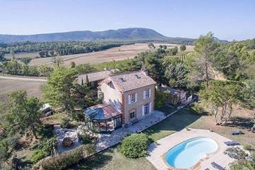 Location de vacances pour 4 personnes, avec piscine à Pontevès