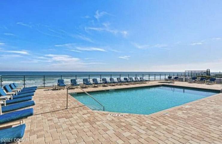 Vacation rental for 8 people, with balcony and pool as well as yard in Daytona Beach Shores