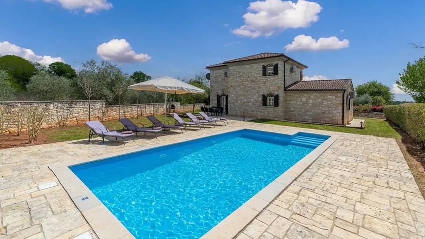 Ferienhaus für 8 Personen, mit Terrasse und Pool sowie Garten