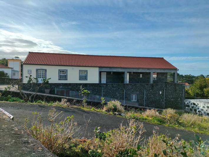 Casa de férias para 6 pessoas, com terraço e jardim e ainda vista na Ilha do Pico