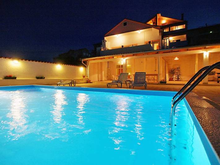 Studioleilighet for 2 personer, med Terrasse og Badebasseng i Kali