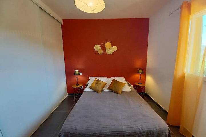Apartamento entero, Air-conditioned apartment, heated pool, Wi-Fi, 2 bedrooms, 7 minutes to the beach, 1 minute to the river in Galéria, Parc naturel régional de Corse