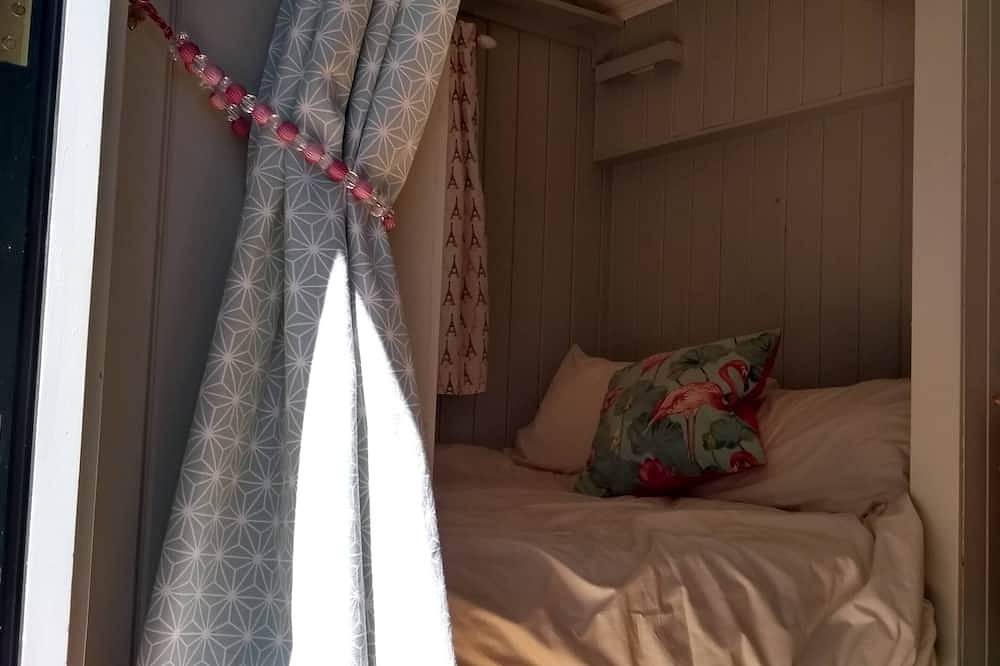 Romantic riverfront shepherds' hut with outdoor kitchen w/firepit in Busserolles, Parc naturel régional Périgord-Limousin