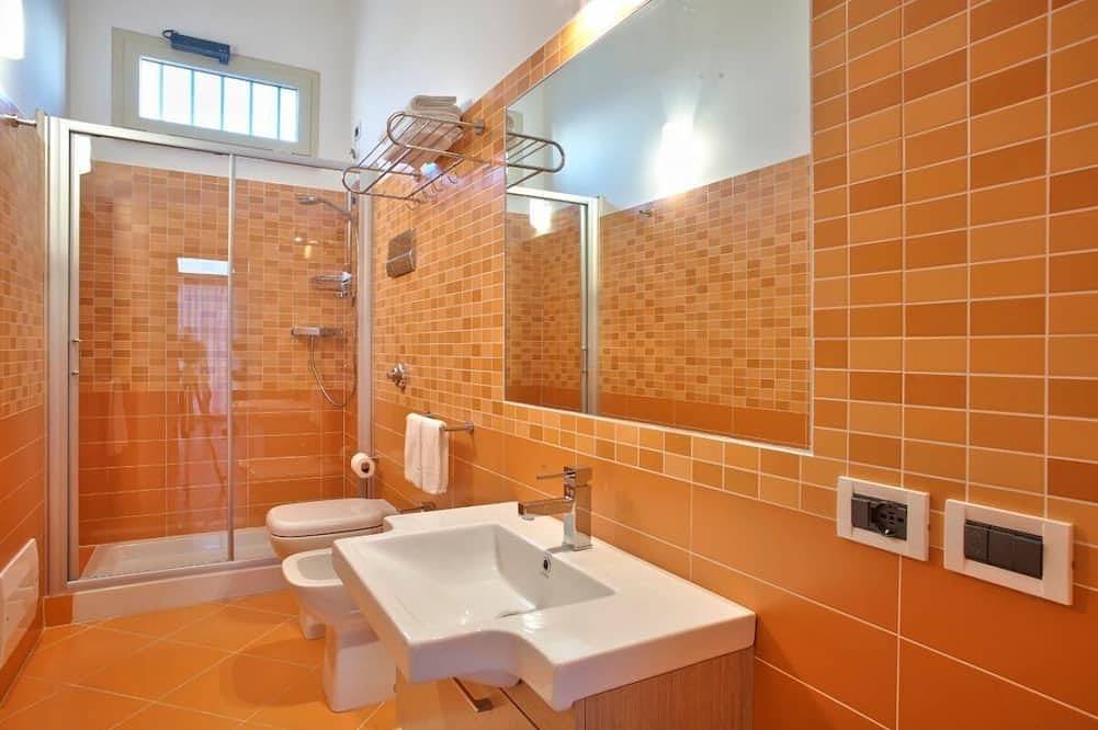Apartamento entero, Ambra  - 1-bedroom apartment  with large lateral sea view terrace and pool in the garden in Capo d'Orlando, Provincia de Messina