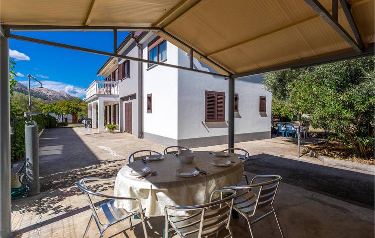 Ganze Ferienwohnung, Malerisches Apartment, 2 km vom Strand Vela Plaža entfernt, mit WLAN und Terrasse in Baska, Krk