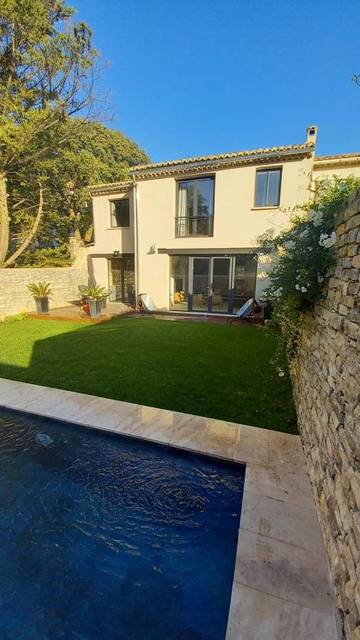 Gîte pour 10 personnes, avec vue ainsi que piscine et jardin, animaux acceptés à Arpaillargues-et-Aureillac