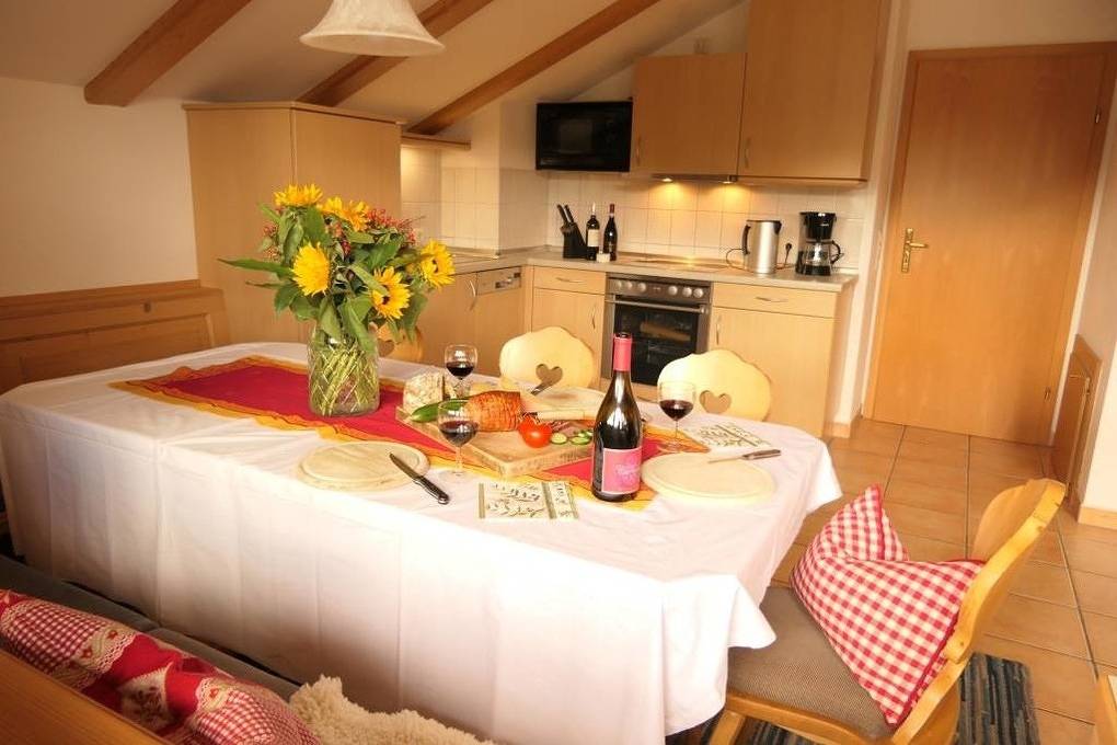 Ganze Ferienwohnung, Ski in out! Gemütliche Dachgeschosswohnung in Königsleiten, Pinzgau