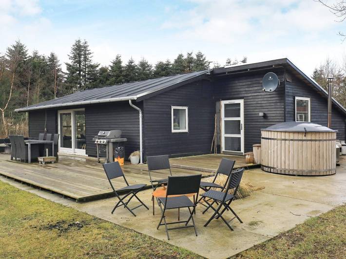Ferieudlejning for 6 personer, med Terrasse og Have i Hune
