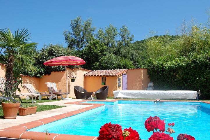 Gîte pour 4 personnes, avec jardin ainsi que terrasse et piscine