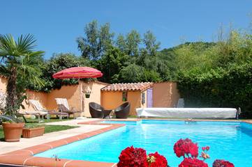 Gîte pour 4 personnes, avec piscine ainsi que jardin et terrasse à Seix