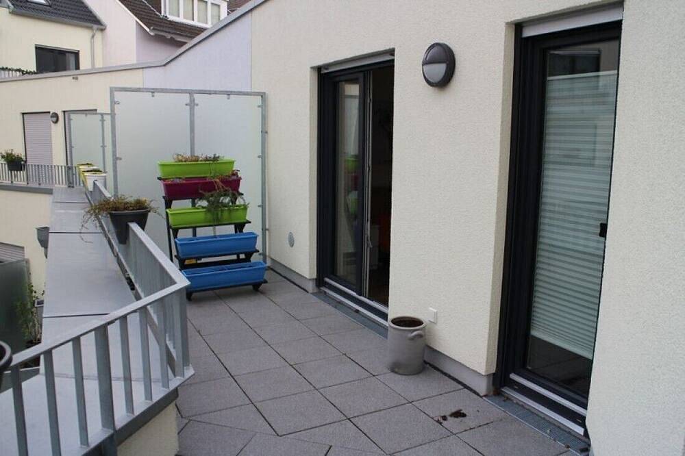 Entire apartment, Geschmackvolle 3-Zimmer-Wohnung  mit Balkon und Einbauküche in Bonn in Bonn, Rhineland