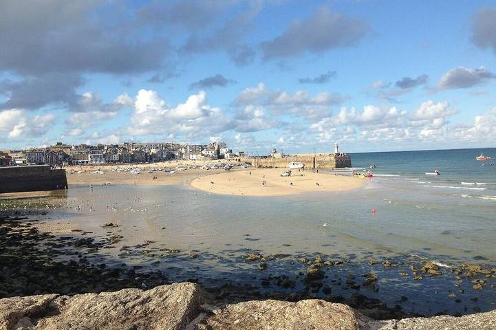 Vacation rental for 8 people, with balcony and yard in South West England