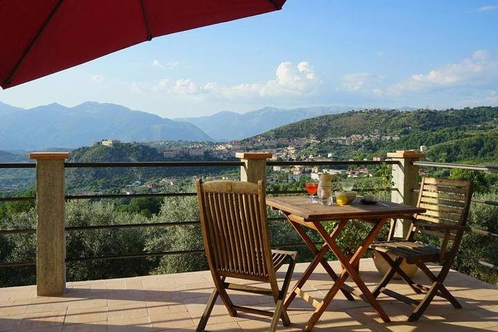 Gîte pour 2 personnes, avec piscine ainsi que terrasse et vue, animaux acceptés à Arpino