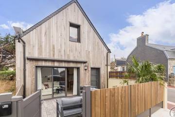 Gîte pour 2 personnes, avec jardin à Surtainville