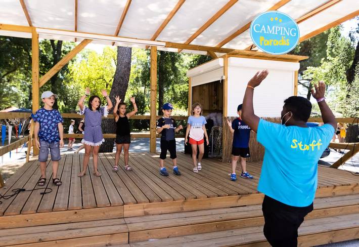 Camping pour 4 personnes, avec piscine et terrasse, animaux acceptés dans le Gard