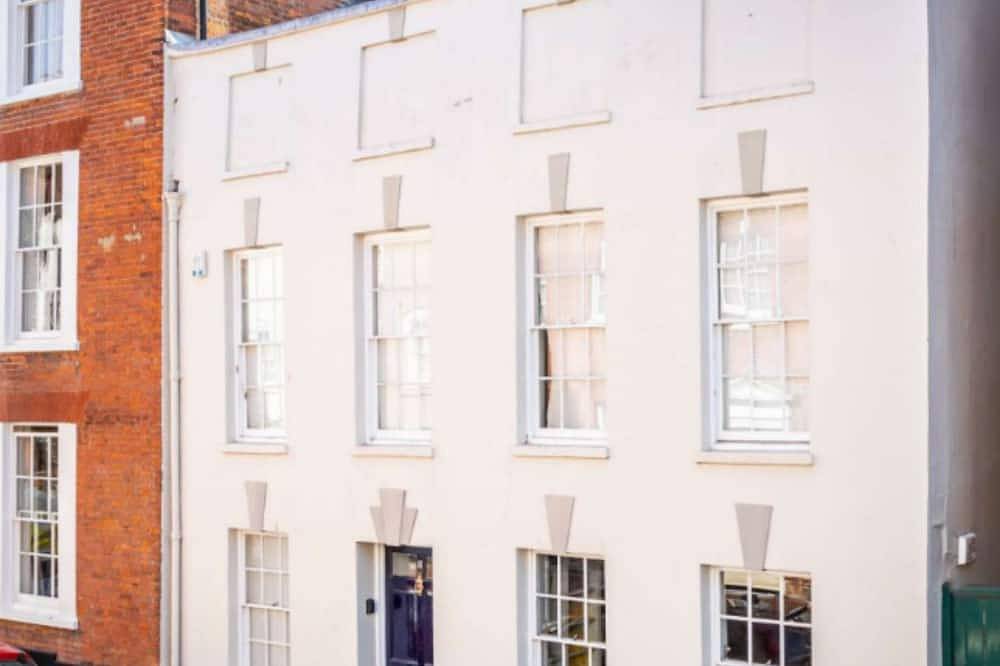 Modernes, geräumiges Stadthaus im Zentrum von Chichester, Schlafplätze für 10 - Hunde sehr willkommen! in Chichester, West Sussex