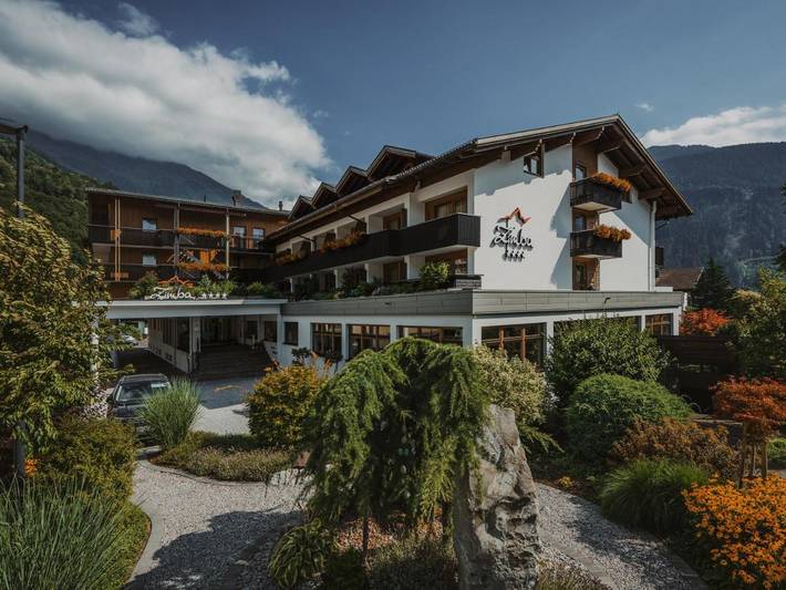 Hôtel, avec Balcon et Terrasse ainsi que Jardin et Piscine