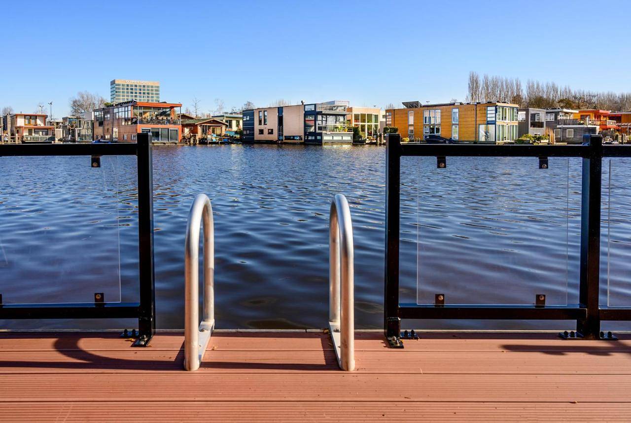 Houseboat studio with canalview and free bikes in Amsterdam Oud-Zuid, Hollande-Septentrionale