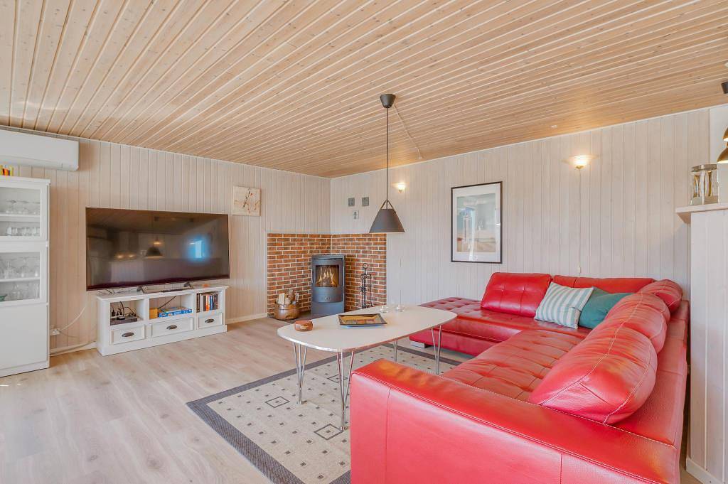Helles und schönes Ferienhaus mit Holzofen in Nørre Lyngvig, Hvide Sande