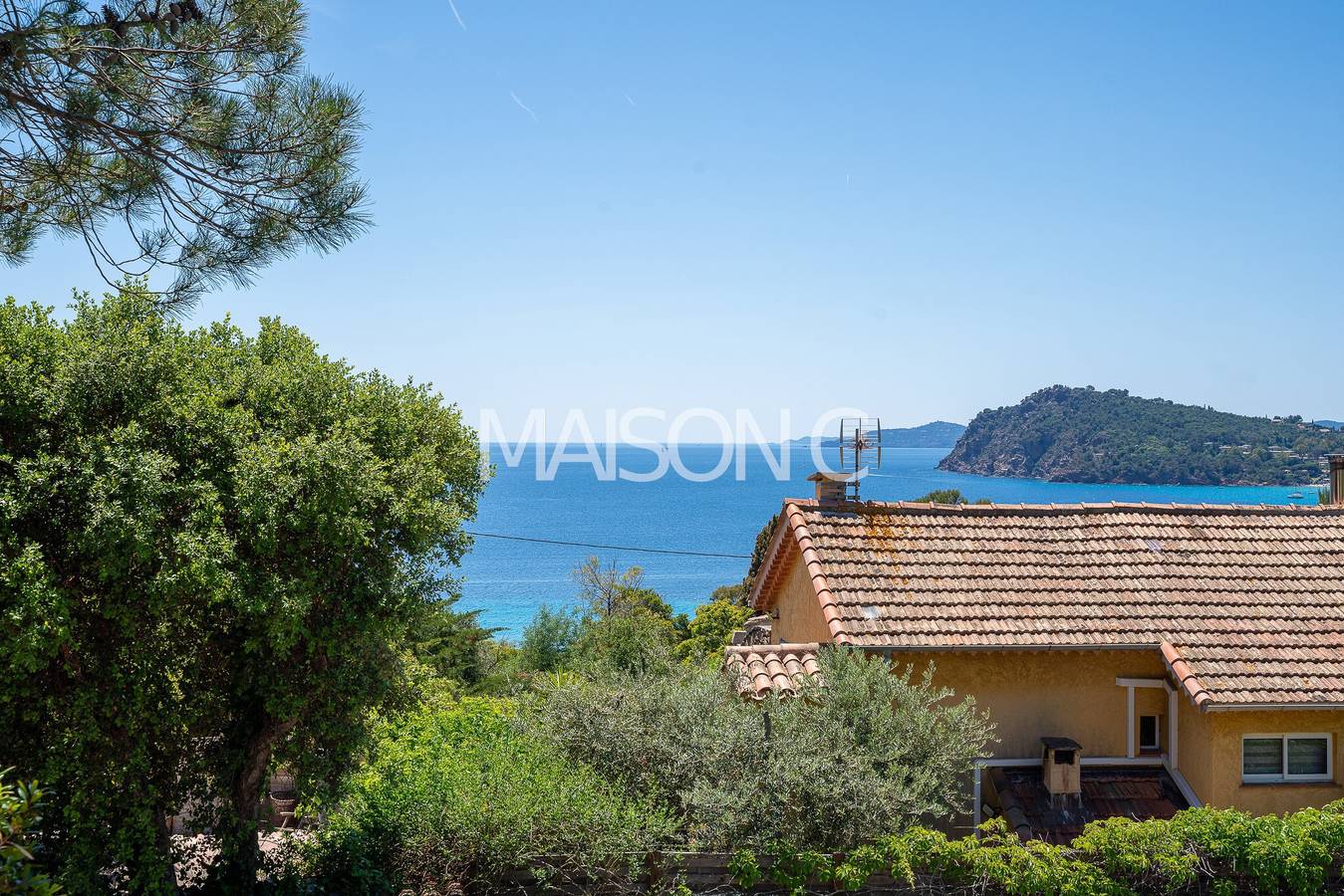 Apartamento entero, Apartamento 'Sea View A Short Walk To' con vistas al mar, terraza compartida y aire acondicionado in Rayol-Canadel-sur-Mer, Parque nacional Port-Cros