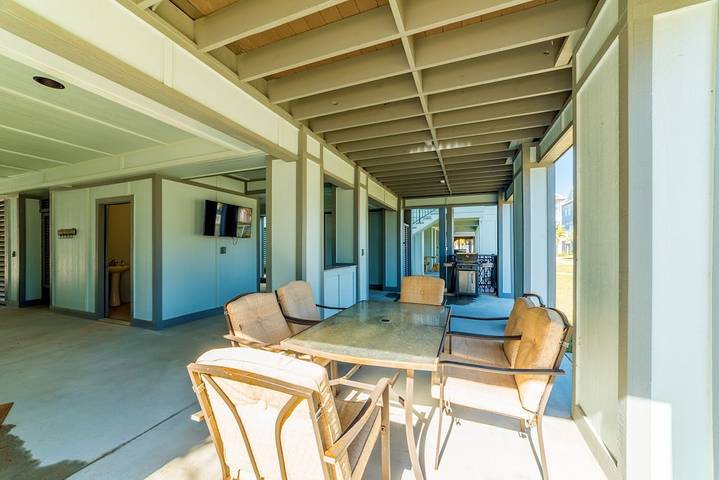 Vacation house for 20 people, with pool and balcony by Orange Beach