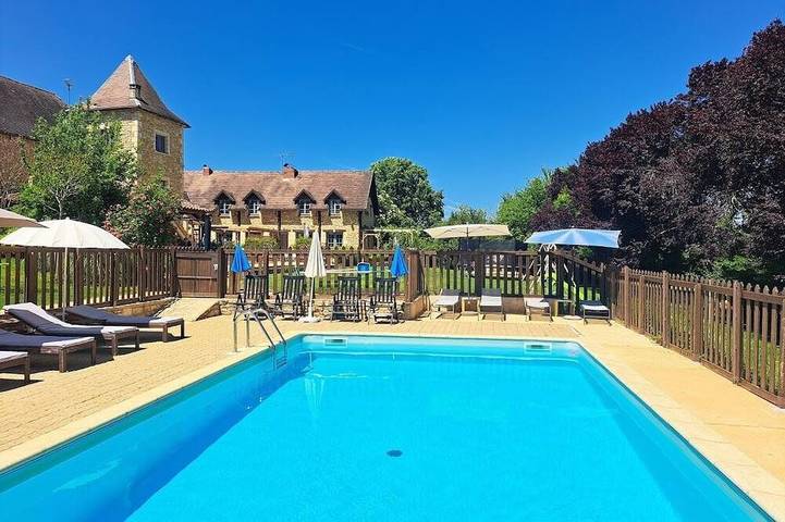 Location de vacances pour 5 personnes, avec piscine et jardin à Saint-Aubin-de-Nabirat