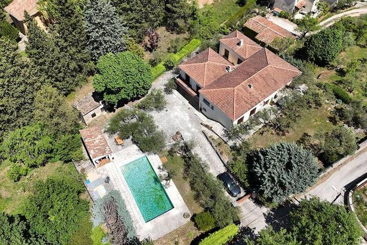 Villa pour 10 personnes, avec piscine ainsi que terrasse et jardin à Brignoles