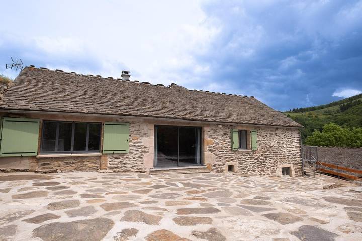 Gîte pour 6 personnes, avec terrasse dans Cubières