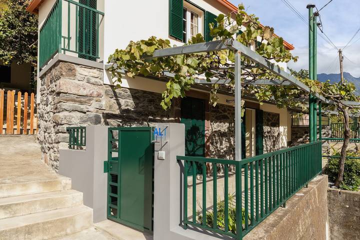 Holiday Home 'Villa Rústica-Casa da Lurdes' with Mountain View, Wi-Fi, Balcony and Terrace in Pináculo, Madeira