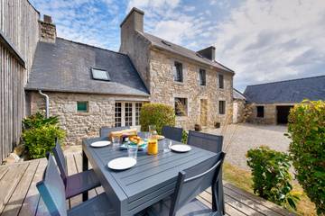 Gîte pour 6 personnes, avec jardin et terrasse à Kerlouan
