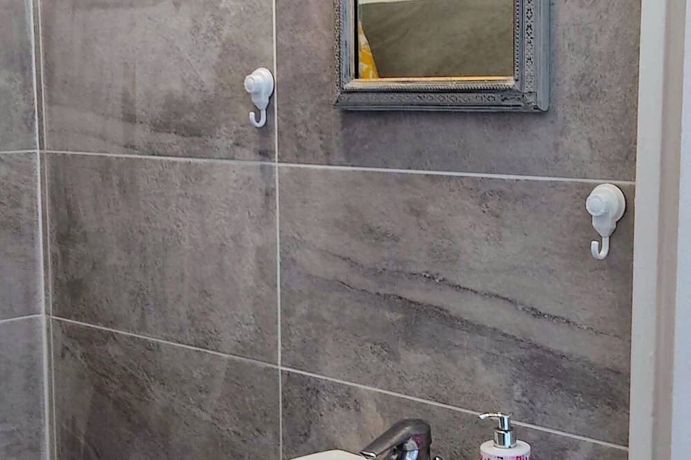 Double room, Nice, 10 mins from the beach, private shower + Wc in Nizza, Nizza und Umgebung