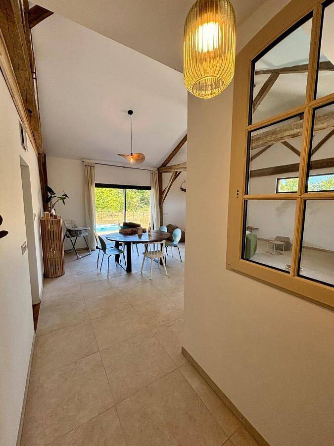 Location de vacances pour 6 personnes, avec piscine ainsi que vue et jardin dans Rayet - 2