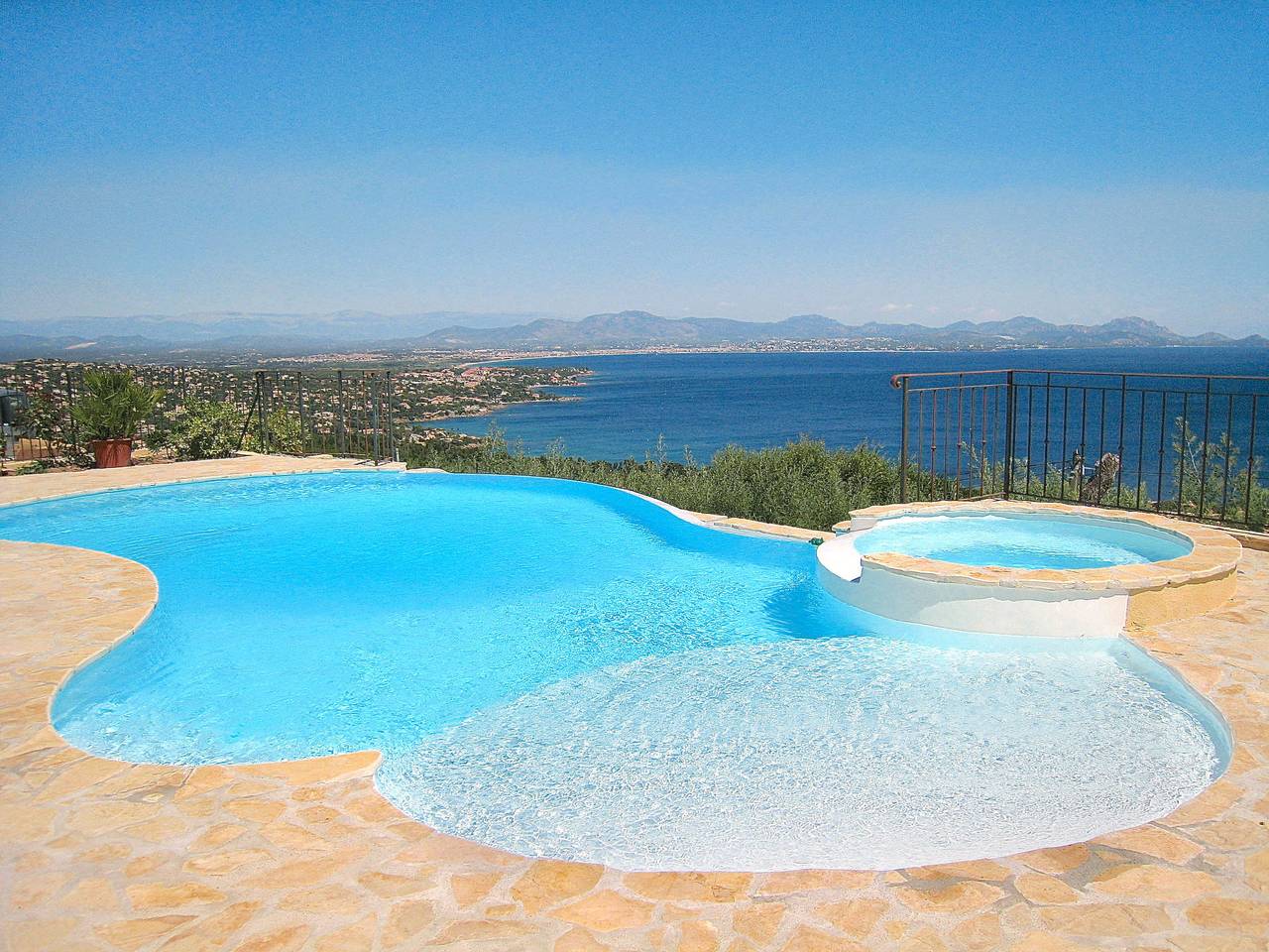 Maison De Vacances pour 8 Personnes dans Roquebrune-sur-Argens, Région de Draguignan