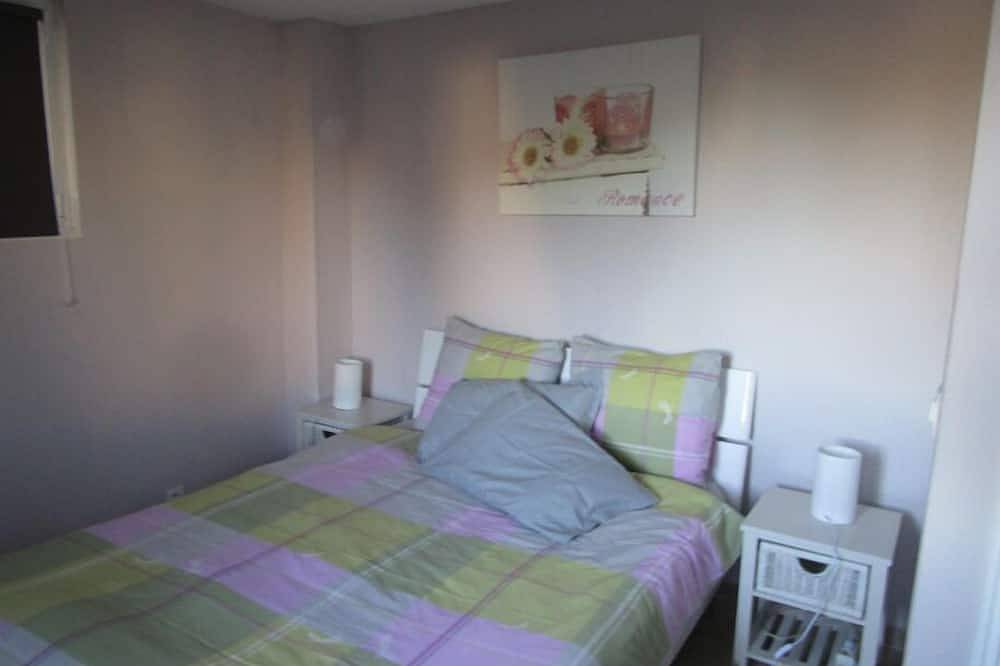 Entire apartment, Rez-de-villa Bellevue T3, 56 m², 3 km de Cassis in Carnoux-en-Provence, Marseille region