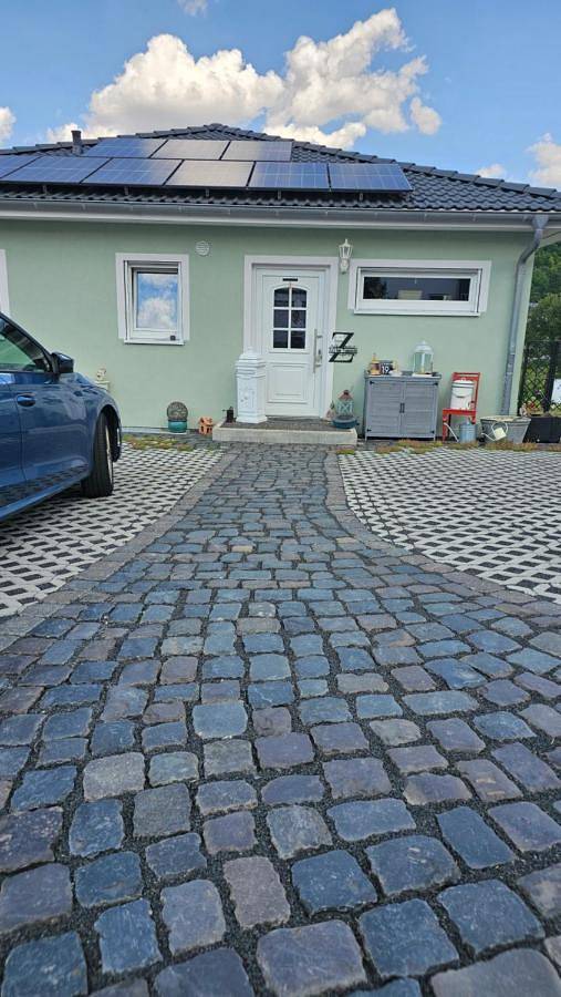 Naturcamping Igluzelt mit Hund im Privatgarten in Schlüchtern, Rhön-Hessen