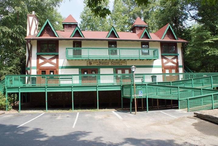 Hotel para 4 personas, con piscina además de balcón y jacuzzi - 1