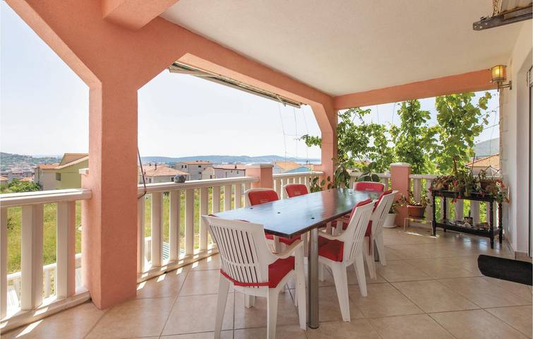 Appartement chic de 2 chambres avec piscine, terrasse et Wi-Fi - À 2,5 km de la plage in Trogir, Split-Dalmatie