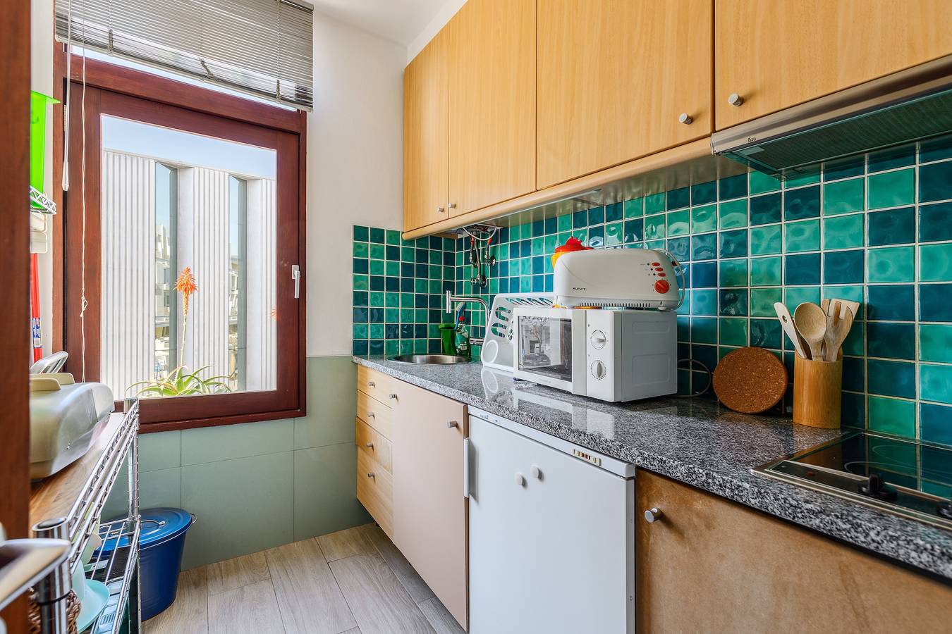 Apartamento entero, Apartamento 'Tróia Dreams' con terraza privada, jardín compartido y aire acondicionado. in Praia Tróia Mar, Carvalhal