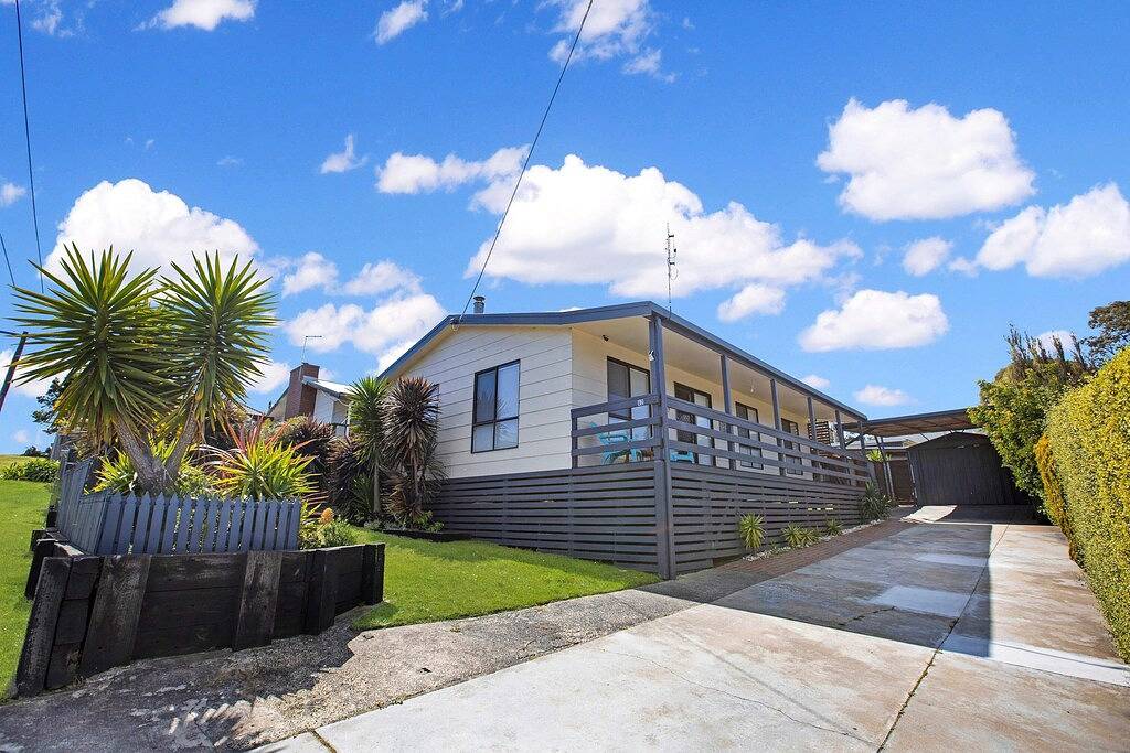 Livin the Dream - Perfectly equipped for your next family getaway in Lakes Entrance, East Gippsland Shire
