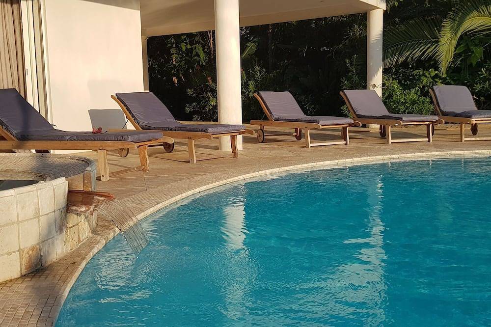 Villa con piscina e jacuzzi vista mare a 5 minuti dalla spiaggia in Pietrosella, Ajaccio e dintorni