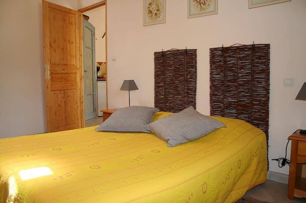 Spacious and comfortable gite for 3 people, nice outdoor space in Suzette, Vaucluse