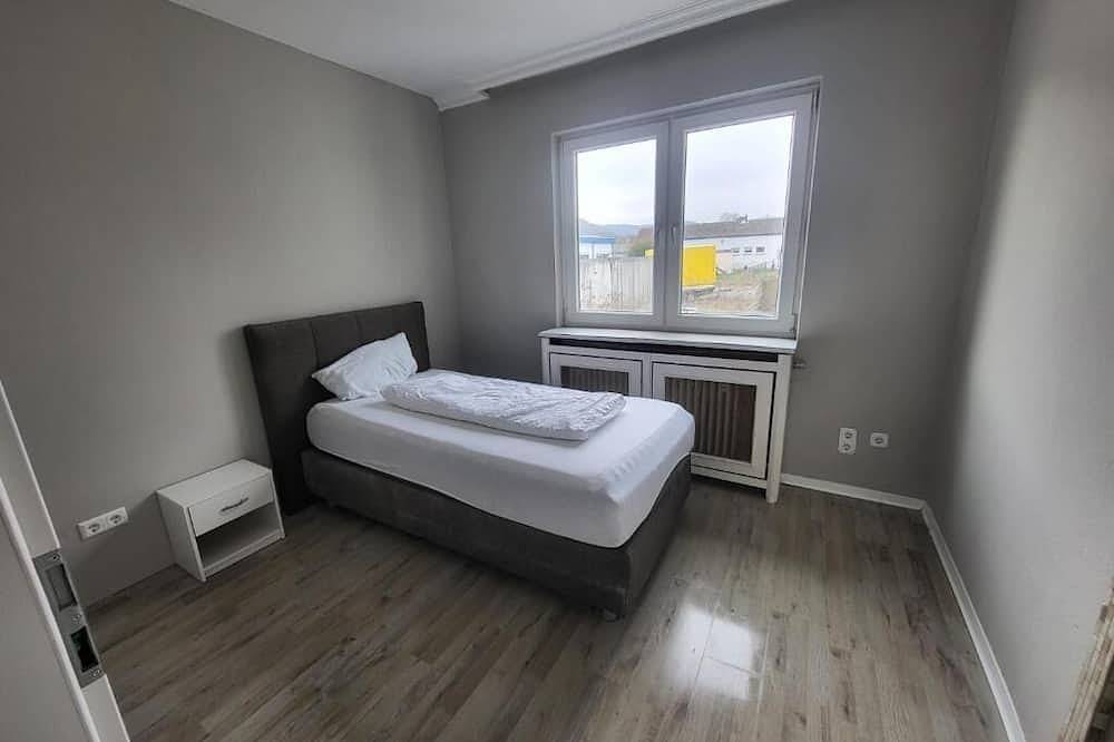Ganze Wohnung, Landstuhl · 10 Rooms · Sleeps 14 · Entire Building · Near Lrmc & Ramstein in Landstuhl, Saar-Nahe-Bergland