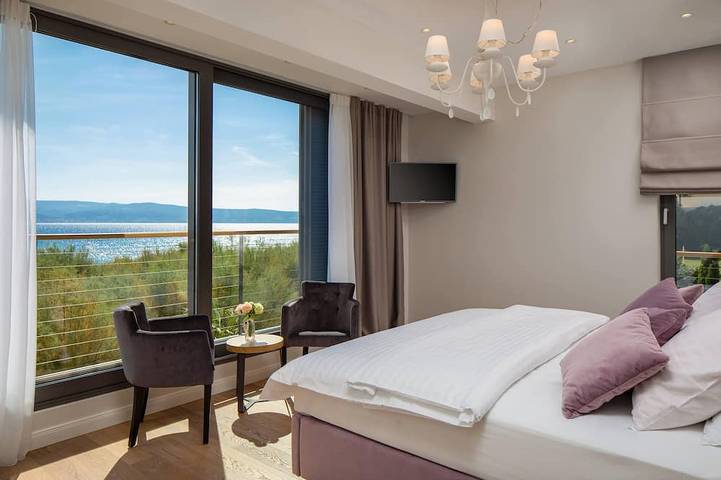 Strandvilla Flores: Luxus mit Innen- und Außenpools, Dachterrassen-Whirlpool in Duće, Omis-Riviera