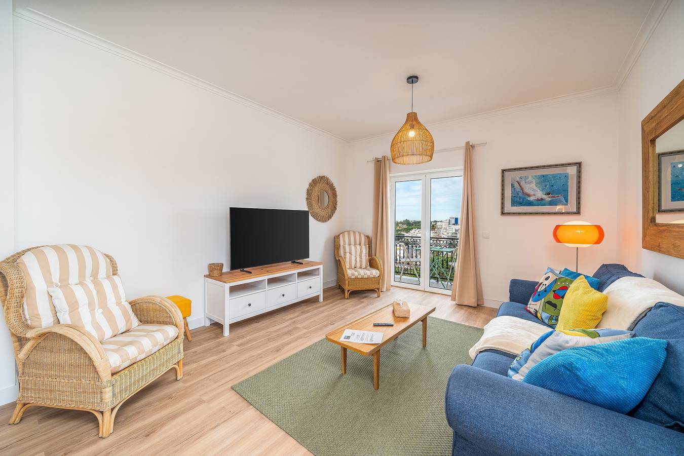 Entire apartment, Holiday Home 'Blue Wave Albufeira' with Sea View, Wi-Fi and Air Conditioning in Praia da Oura, Albufeira